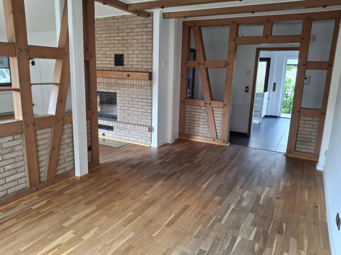 Sonnige EG-Wohnung mit EBK, Wannenbad, Kamin & Garten - von privat an privat – Esszimmer - Blick zum Flur
