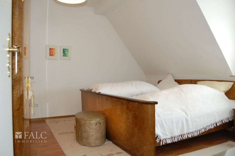 +++Großes Einfamilienhaus mit einem großzügigem Grundstück und 2 Garagen+++ – Schlafzimmer_DG