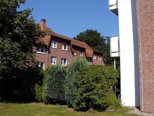 Helle 3,5-Zimmerwohnung mit komplett saniertem Badewannebad mit Fenster und sonnigem SÜD-WEST-Balkon – Außenansicht