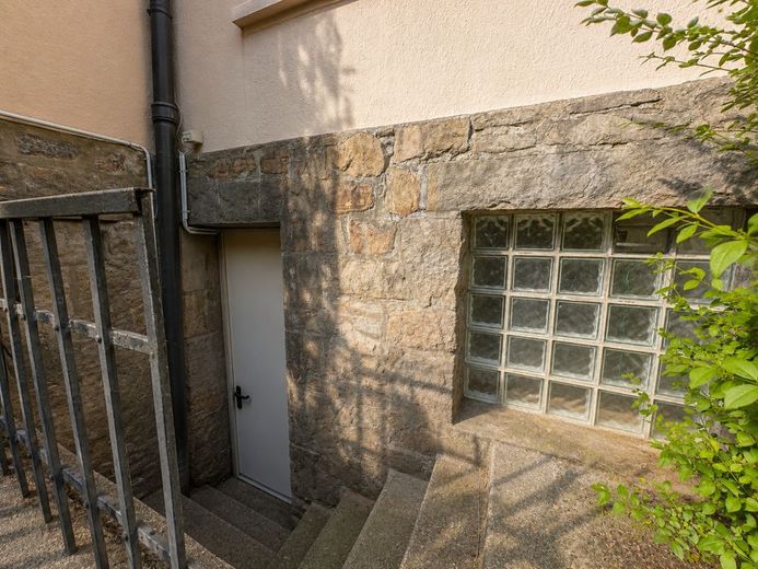 Vierfamilienhaus mit Teilungserklärung - 3 Einheiten kurzfristig neu vermietbar – Zugang Keller in den Garten