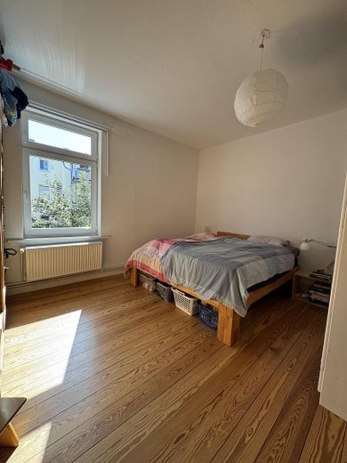 gern an WG`s, Charmante Altbauwohnung mit 2 Balkonen, 3–4 Zimmer, EBK, Bad mit Badewanne – Schlafzimmer