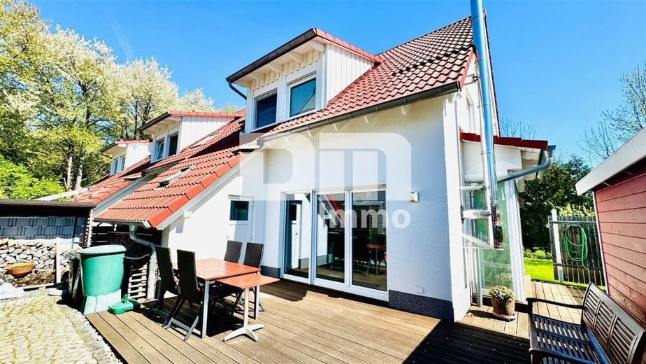 Modernes Familienglück nahe KfW 55-Standard mit Terrasse, Carport und Parkplatz – Titel Seitenansicht / Terrasse
