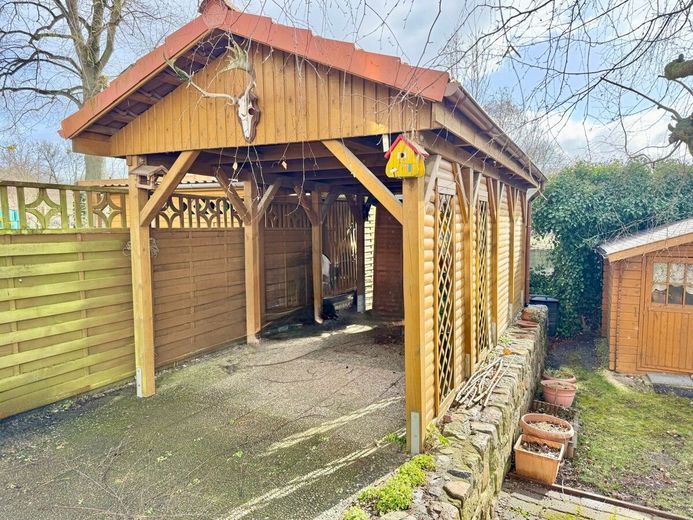 HORN IMMOBILIEN ++ RESERVIERT! interessantes Haus in Neustrelitz ruhige und historische Lage – Carport