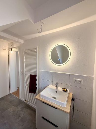 Exclusive 2-room apartment, first occupancy after renovation with kitchen and appliances – Foto 1