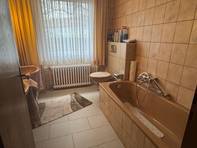 2 Häuser auf einem Grundstück: Das Einfamilienhaus ist bald verfügbar und das Zweifamilienhaus ist sicher vermietet! – Badezimmer EFH