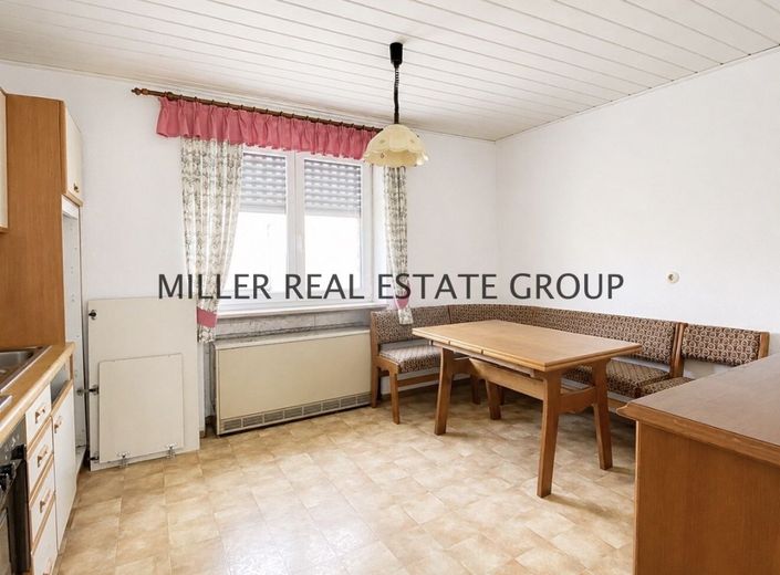 Renovierungsbedürftiges Einfamilienhaus mit großem Grundstück, Garten, Garage und Ausbaupotenzial in Ingolstadt-Pettenhofen! – Ess-Küchenbereich