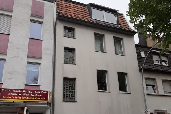 مبنى سكني متعدد الوحدات - 4 وحدات سكنية ومرآبان. مؤجّر بالكامل، 26.220€ صافيًا سنويًا