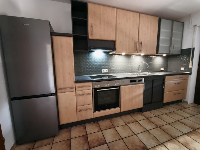 Großzügige Erdgeschoss Wohnung mit Garten und Garage – Einbauküche
