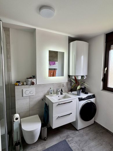 Modernisierte 2-Zimmer-Wohnung mit Balkon, Einbauküche und Tiefgaragenstellplatz – Bad