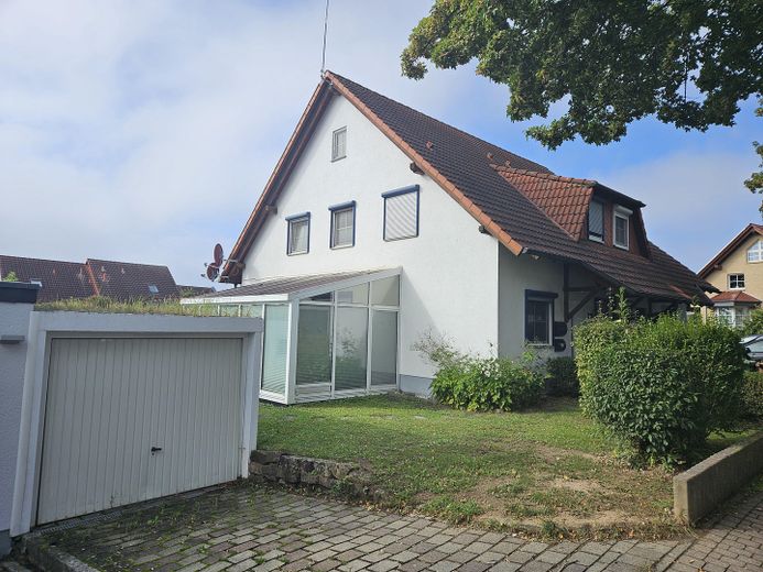 Seitenansicht mit Garage und W
