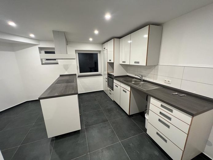 Modern bodrum kat dairesi ve bahçesi – Küche