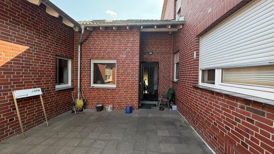 Freistehendes Einfamilienhaus mit Einliegerwohnung – Innenhof