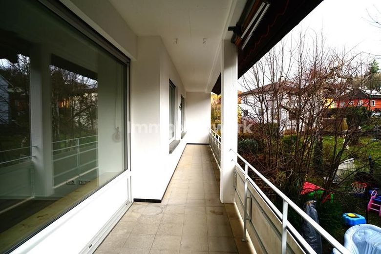 Frisch sanierter Wohntraum in Pforzheim-Sonnenberg: 5 Zimmer mit Ausblick und Garage – Balkon