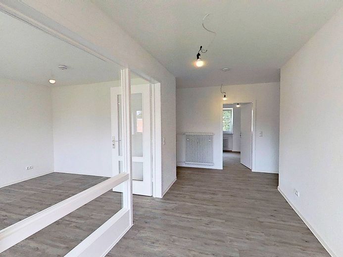 BIS ZU 3 NKM FREI: Schöne 3-Zimmer-Wohnung mit BALKON und intelligentem Grundriss in Kappeln-Ellenberg – Ansicht II: Flur