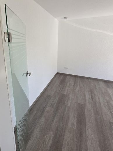2 Zi.-Wohnung • Hell, modern & komfortabel • Ankommen und wohlfühlen – Glastür schafft Raumkomfort
