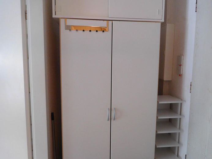 Möbliertes Apartment mit Terrasse und Tiefgaragenplatz – Flur