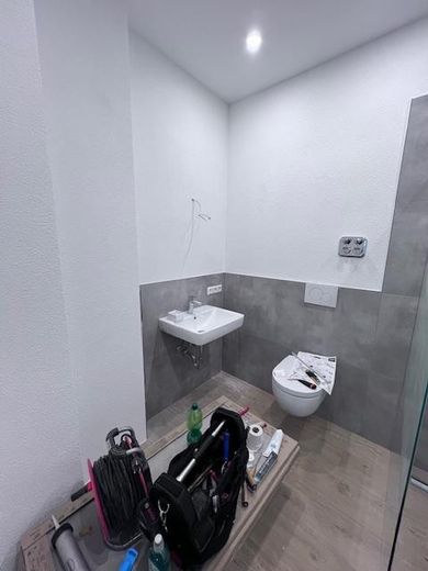 Erstbezug nach Kernsanierung – 2,5-Zimmer-Wohnung | KfW 55 – Waschbecken, WC