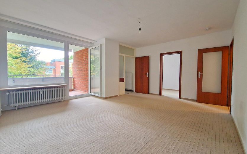 Provisionsfrei & bezugsfrei: 1,5-Zimmer-Wohnung mit Balkon – Wohnzimmer