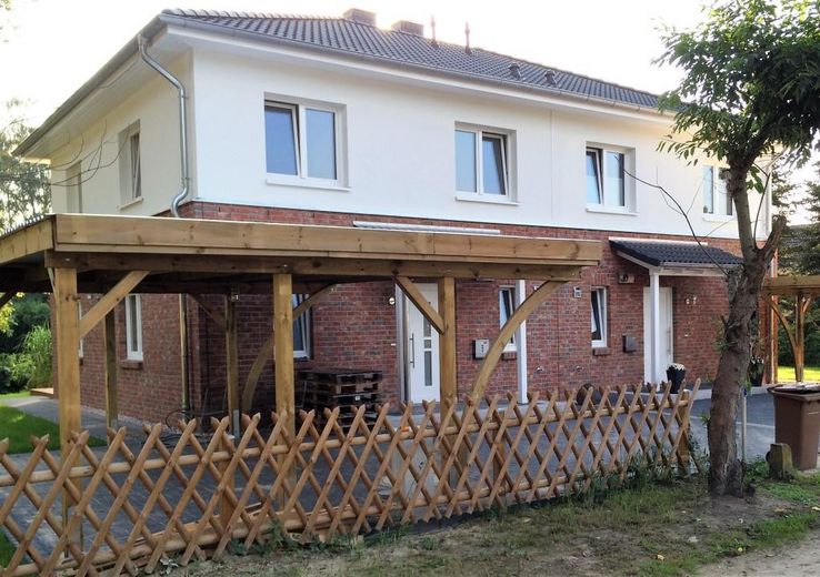 Naturnah Wohnen in Wandlitz – Vorderansicht m. Doppelcarport
