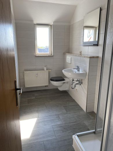 Helle 2-Raum-Dachgeschosswohnung mit Einbauküche im Herzen von Altenburg – Tageslichtbad