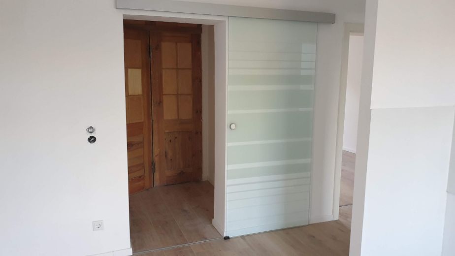 Attraktive, sanierte 75 m² Wohnung (Zweitbezug) mit Tageslichtbad und offener Wohnküche in Köthen – Blick in den Flur