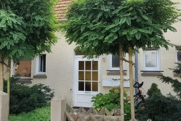 Casa bifamiliar independiente con apartamento y 3 garajes