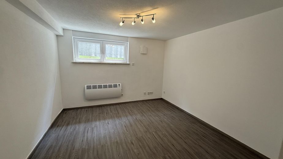 Odnowione mieszkanie z tarasem o powierzchni 32 m² na niskim parterze – do zamieszkania lub jako inwestycja – Bürozimmer