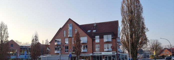 Consultorio/oficina de 86 m² en el centro de Spelle: médico, terapia, cosmética, despacho – ascensor, sin comisión – Hausansicht Markelo-Platz 7