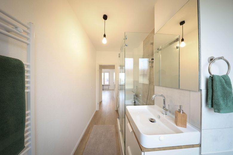 Attractively renovated + partially furnished + 3-room apartment, quietly located with fitted kitchen, cellar & bathroom with daylight – durchgehend verlegter Boden