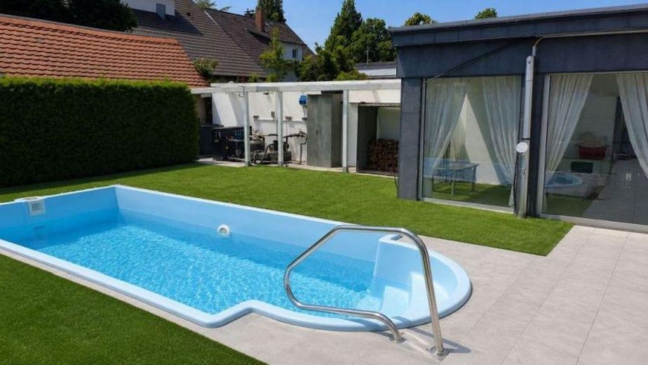 127 m² PRIVATES WOHNEN MIT EIGENEM POOL & GARTEN – 2 GARAGEN + 1.920 € KALTMIETEINNAHMEN – Terrasse + Pool + Garten