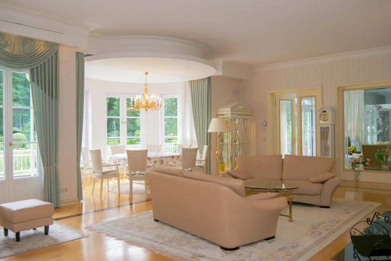 Represäntive Premium-Villa in gefragter Lage von Kolkwitz - VERKAUF IM DIGITALEN BIETERVERFAHREN – Wohnzimmer