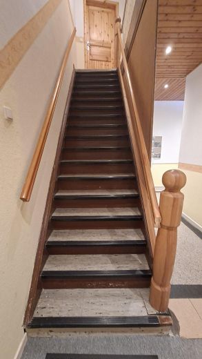 Wohnen, wo andere Urlaub machen. Strandnähe, Gartenecke. 2 Zimmer Wohnung für Singles oder Paare – Treppe zur Wohnung