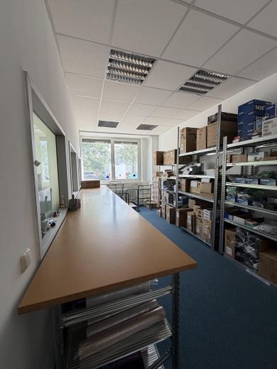 Helle Bürofläche ca. 100 m² – mit 3 Räumen und Stellplätzen – Büro 18 m²
