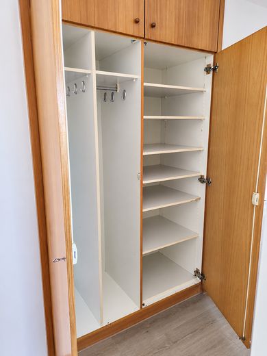 Helle Wohnung mit großzügigem Wohnbereich, Einbauküche, Balkon und eigener Garage – Foto 18