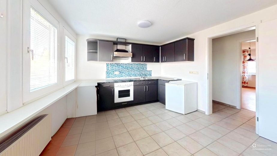 Helle Küche mit Ausblick