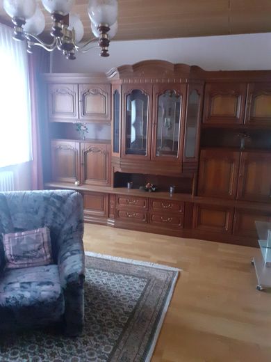 Wohnzimmer mit 2 Fenstern