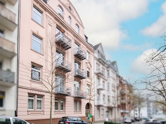Wiesbaden'in merkezi konumunda modernize edilmiş 3 odalı kat dairesi – Fotoğraf 1