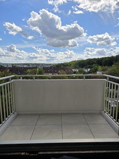 Renovierte 2-Zimmer-Wohnung mit modernem Bad, Balkon, Blick ins Grüne & Aufzug - provisionsfrei – Balkon