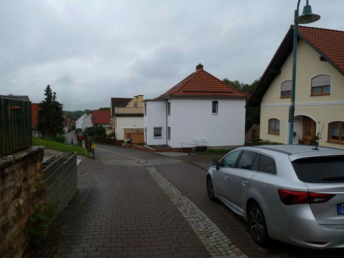 Doppelhaushälfte mit Nebengebäude und Grundstück in Waldnähe – 03 P1070695k