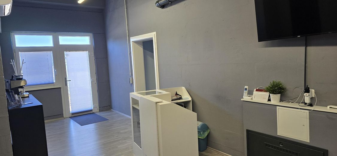 Mit Klimaanlage: Praxis, Gewerbefläche, Physio, Beautysalon, Büro – Empfangsbereich