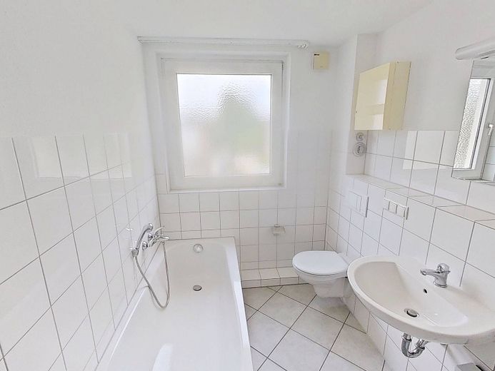 Ideale per famiglie e coppie: confortevole appartamento di 3 locali con loggia e molto spazio contenitivo – Ansicht II: Badezimmer