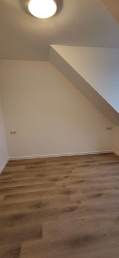 Modernisierte 2-Zimmer Wohnung im 2. OG mit EBK, Balkon, KFZ-Stellplatz und Kellerabteil – Schlafzimmer