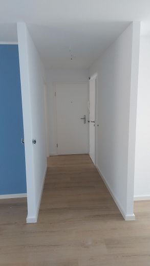 Frisch sanierte Dachgeschosswohnung mit Garage, PV-Strom & Klimaanlage – max. 6 Monate – Flur