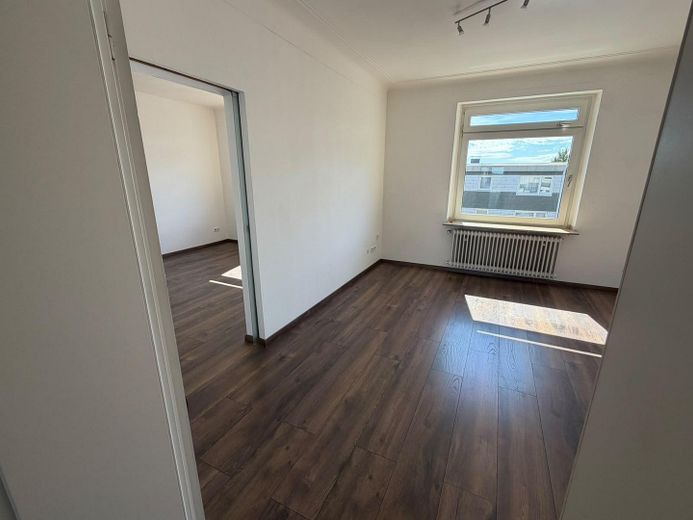 Cazibeli yaşam: Hilden’de balkonlu 3 odalı eski bina dairesi – Wohnzimmmer/ Esszimmer