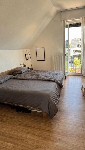 Helle 3-Zimmer-Dachgeschosswohnung mit Dachterrasse im Ortskern von Altdorf – Schlafzimmer