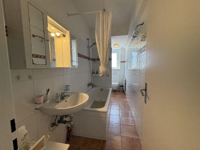 Provisionsfrei,renoviert,ruhig,95qm Wohnung 3,5 Zimmer+Küche mit EBK,Tageslichtbad,Südbalkon – Badezimmer