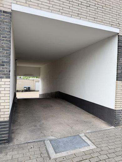 Garagenhof mit 17 Garagen zu verkaufen – Hofeinfahrt 