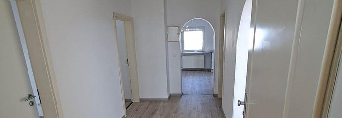 Appartement mansardé rénové de 3 pièces avec cuisine équipée à Erlensee – disponible immédiatement