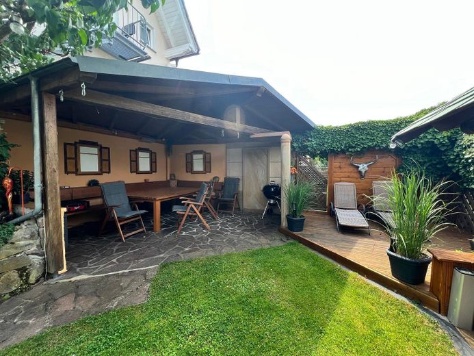 Mehrgenerationenhaus mit zwei Wohneinheiten, Garten und Pool – Freisitz/Garten