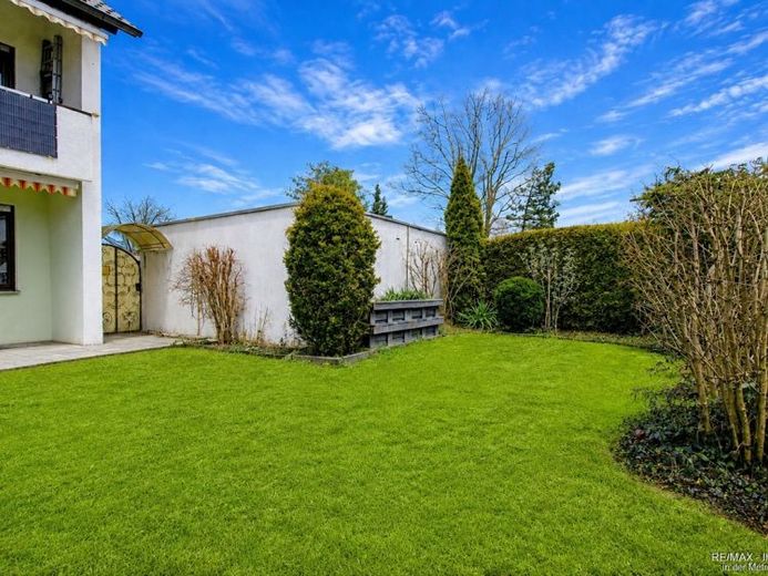 Casa a schiera d’angolo ben tenuta con giardino, balcone, terrazza soleggiata e 2 garage in posizione tranquilla – Foto 1